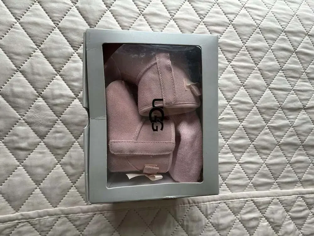 UGG Baby Jesse Bow II Bootie and Beanie Gift Set in Pink